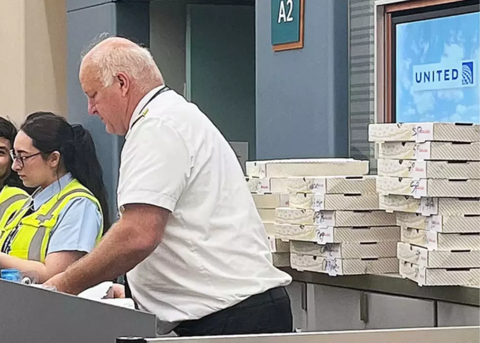 Pilot For Illinois-Based Airline Buys Pizza For Passengers Amid Emergency 7 Hour Layover